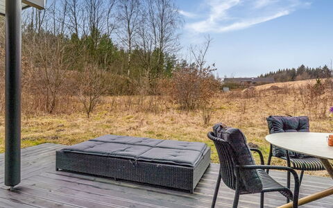 Jelisaveta: Boligområde, Busk, Hus, Hjem, Have, Estate, Skygge, Landscaping, Lawn