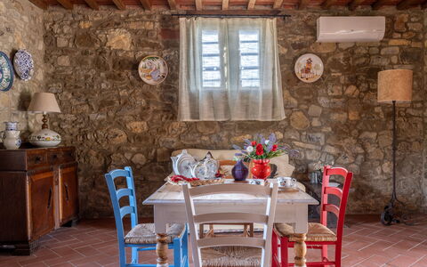 La Casina Honeymoon Cottage, Badia Agnano: Møbel, Bord, Køkken & Spisebord, Indretning, Stol, Gulvbelægning, Spisestue, Etage, Blomsterkrukke, Værelse