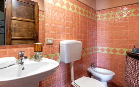 La Casina Honeymoon Cottage, Badia Agnano: Gulvbelægning, Sanitærarmatur, Indretning, Etage, Badeværelse, Håndvask, Tap, Vvs, Badeværelsesvask, Flise