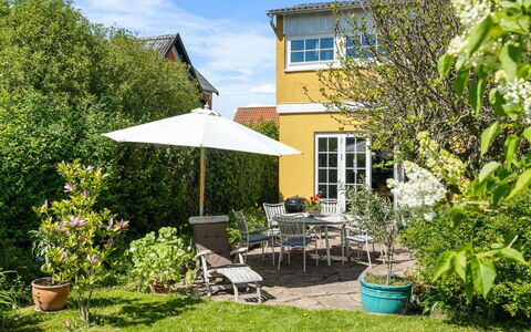 Rosamunde - 350M from the Sea: Grøn, Busk, Have, Hus, Hjem, Sommerhus, Møbel, Blomsterkrukke, Land Lot