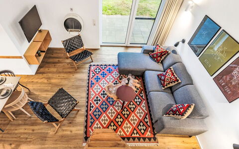 Freier Feldblick mit Hottub: Møbel, Indretning, Gulvbelægning, Couch, Etage, Væg, Stue, Træ, Trægulve, Stol