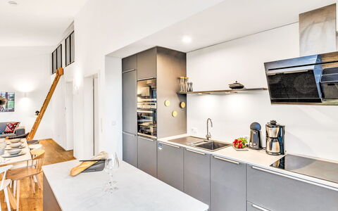 Freier Feldblick mit Hottub: Køkken, Countertop, Køkken Apparat, Indretning, Gulvbelægning, Større Bandage, Cabinetry, Møbel, Etage, Husholdningsapparat