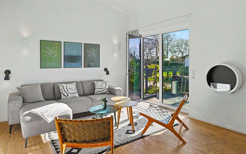 Wolkenfrei: Møbel, Indretning, Gulvbelægning, Væg, Couch, Etage, Stue, Træ, Stol, Loft