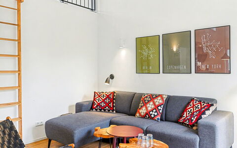 Freiraum: Møbel, Indretning, Gulvbelægning, Væg, Couch, Etage, Stue, Træ, Værelse, Hjem