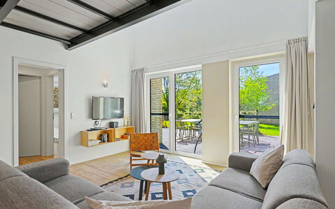 Seeufer Lodge: Indretning, Møbel, Loft, Bord, Stol, Gulvbelægning, Etage, Køkken & Spisebord, Couch, Stue