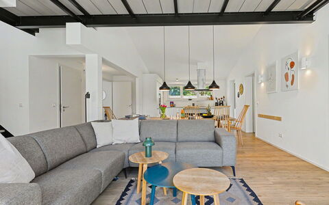 Seeufer Lodge: Indretning, Gulvbelægning, Møbel, Træ, Etage, Couch, Loft, Stue, Hjem, Bord