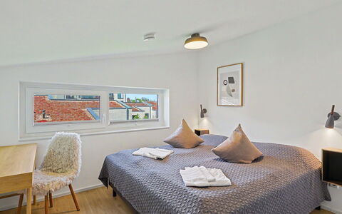 Seeufer Lodge: Seng, Møbel, Soveværelse, Indretning, Etage, Gulvbelægning, Loft, Sengetøj, Sengetøj, Værelse
