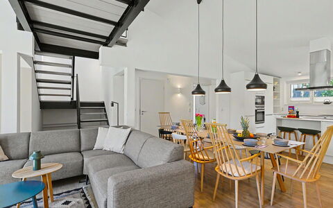 Seeufer Lodge: Møbel, Indretning, Gulvbelægning, Væg, Træ, Couch, Loft, Etage, Stue, Lysarmatur