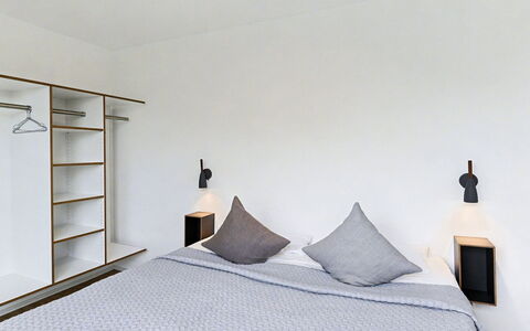 Seeufer Lodge: Indretning, Møbel, Væg, Gulvbelægning, Soveværelse, Etage, Seng, Træ, Værelse, Loft