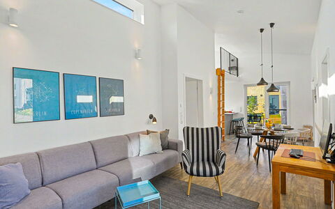 Goldfisch: Møbel, Indretning, Gulvbelægning, Couch, Etage, Væg, Stue, Bord, Loft, Træ
