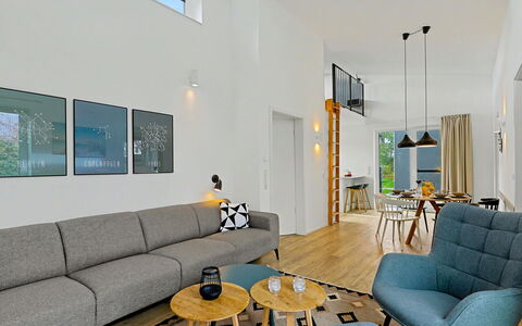 Strandnah 131: Møbel, Indretning, Gulvbelægning, Couch, Etage, Væg, Stue, Træ, Loft, Værelse