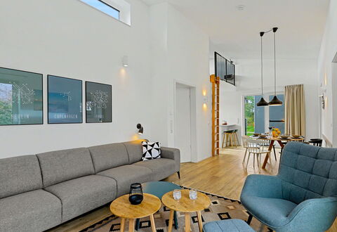 Strandnah 131: Møbel, Indretning, Gulvbelægning, Couch, Etage, Væg, Stue, Træ, Loft, Værelse