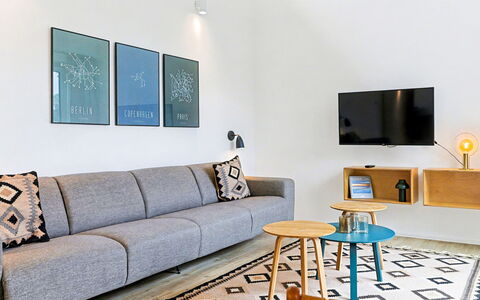 Favola: Møbel, Indretning, Gulvbelægning, Væg, Couch, Stue, Etage, Træ, Bord, Værelse