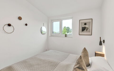 Dünenblick: Seng, Soveværelse, Indretning, Sengetøj, Væg, Sengetøj, Møbel, Træ, Loft, Etage
