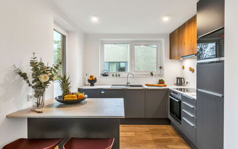 Dünenblick: Køkken Apparat, Køkken, Countertop, Møbel, Cabinetry, Indretning, Større Bandage, Husholdningsapparat, Gulvbelægning, Træ