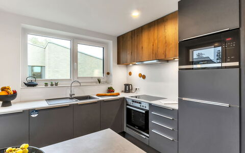 Dünenblick 165 (Seenähe): Køkken Apparat, Køkken, Countertop, Cabinetry, Større Bandage, Husholdningsapparat, Indretning, Møbel, Træ, Gulvbelægning