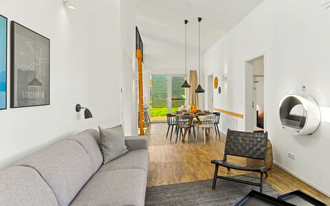Schmidt: Møbel, Indretning, Væg, Gulvbelægning, Træ, Loft, Etage, Couch, Stue, Belysning