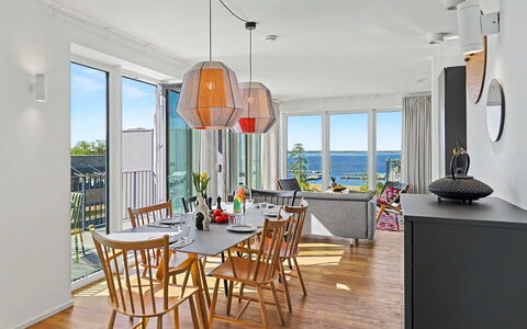 Penthouse Seevibes: Møbel, Træ, Gulvbelægning, Indretning, Etage, Køkken & Spisebord, Bord, Stol, Trægulve, Spisestue