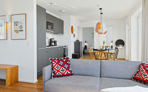 Penthouse Seevibes: Møbel, Indretning, Gulvbelægning, Couch, Etage, Væg, Stue, Træ, Loft, Værelse