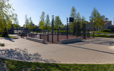 Fiddy: Offentlige Rum, Kompositmateriale, Parkere, Pol, Skygge, Walkway, Hegn