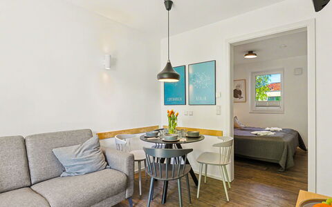 Seewind: Møbel, Indretning, Værelse, Couch, Gulvbelægning, Loft, Bord, Stue, Etage, Lejlighed