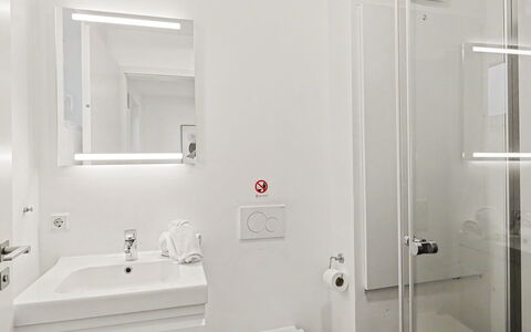 Seeblume: Badeværelse, Sanitærarmatur, Væg, Indretning, Gulvbelægning, Badeværelsesvask, Etage, Toilet, Håndvask, Vvs