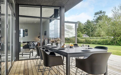 Emelina - 300M from the Sea: Lejlighed, Skygge, Altan, Stol, Hegn, Udendørs Møbler, Aluminium, Kunstgræs