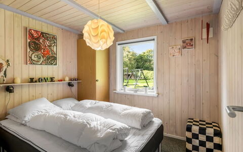 Vilhelm - 10Km from the Sea: Træ, Soveværelse, Møbel, Indretning, Seng, Sengetøj, Sengetøj, Bed Frame, Bejdse, Pude
