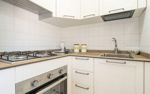 Carigi: Køkken, Countertop, Køkken Apparat, Større Bandage, Træ, Indretning, Cabinetry, Gulvbelægning, Komfur, Komfur
