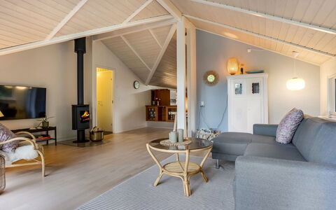 Lirim - 400M from the Sea: Indretning, Gulvbelægning, Træ, Loft, Møbel, Etage, Stue, Couch, Trægulve, Belysning