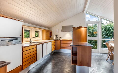Lirim - 400M from the Sea: Indretning, Gulvbelægning, Træ, Loft, Køkken, Etage, Countertop, Cabinetry, Møbel, Hjem