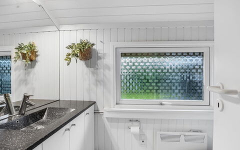 Lirim - 400M from the Sea: Væg, Indretning, Sanitærarmatur, Loft, Vvs, Tap, Håndvask, Badeværelse, Glas