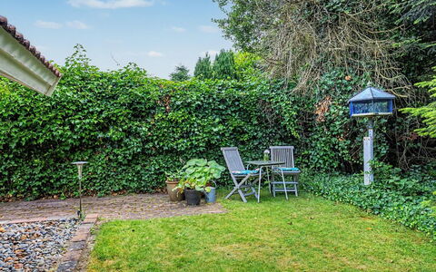 Lirim - 400M from the Sea: Grøn, Busk, Have, Bunddække, Hæk, Skygge, Backyard, Landscaping, Lawn, Gård
