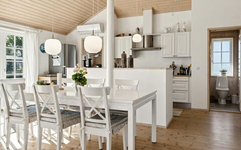 Dietke - 85M from the Sea: Møbel, Gulvbelægning, Indretning, Træ, Loft, Etage, Lysarmatur, Trægulve, Køkken & Spisebord, Spisestue