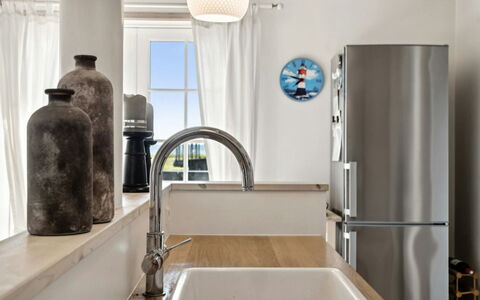 Dietke - 85M from the Sea: Countertop, Køkken, Indretning, Gulvbelægning, Sanitærarmatur, Møbel, Køkken Apparat, Træ, Håndvask, Cabinetry
