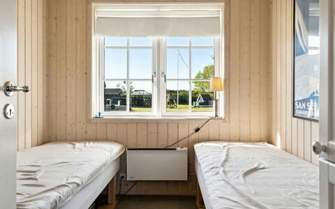 Dietke - 85M from the Sea: Træ, Etage, Planke, Hårdttræ, Bejdse, Soveværelse, Dagslys, Seng, Design, Bed Frame