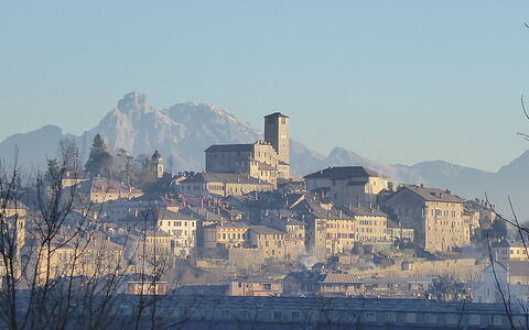 Casa Ines, Feltre: Bygning, Væg, Stad, Tag, Menneskelig Bosættelse, Urban Design, Morgen, Hill Station, Tårn, Landsby