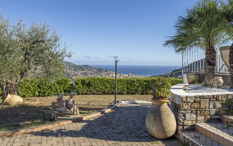Villa Caroline, Private Pool and Seaview: Landskab, Hav, Blomsterkrukke, Ocean, Flise, Kyst, Landscaping, Stueplante, Tropics