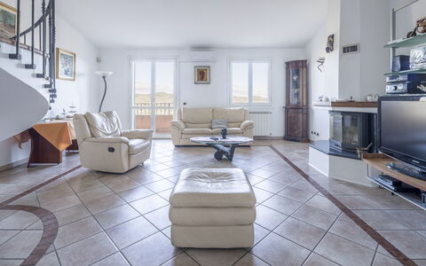 Villa Caroline, Private Pool and Seaview: Gulvbelægning, Møbel, Indretning, Etage, Couch, Stue, Loft, Værelse, Lejlighed