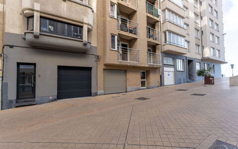 Florence with Private Garage: Bygning, Vindue, Lejlighed, Boligområde, City, Arkitektur, Kvarter, Facade, Ejerlejlighed, Urban Design