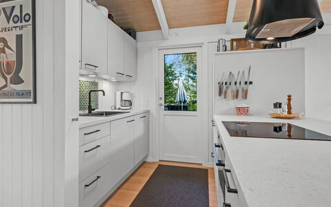 Edvard - 300M from the Sea: Køkken, Køkken Apparat, Countertop, Gulvbelægning, Større Bandage, Indretning, Træ, Cabinetry, Etage, Husholdningsapparat