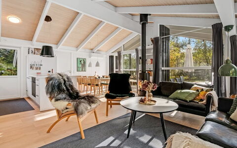 Edvard - 300M from the Sea: Indretning, Træ, Møbel, Gulvbelægning, Loft, Etage, Stue, Hjem, Trægulve, Belysning