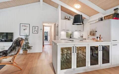 Edvard - 300M from the Sea: Indretning, Gulvbelægning, Træ, Møbel, Loft, Køkken, Lysarmatur, Countertop, Etage, Cabinetry