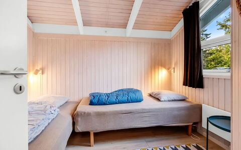Edvard - 300M from the Sea: Træ, Indretning, Gulvbelægning, Loft, Etage, Soveværelse, Seng, Møbel, Værelse, Bejdse
