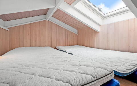 Edvard - 300M from the Sea: Træ, Soveværelse, Sengetøj, Etage, Loft, Seng, Sengetøj, Sengetøj, Bejdse, Attic