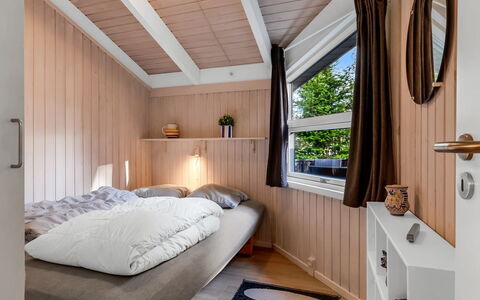 Edvard - 300M from the Sea: Indretning, Træ, Soveværelse, Seng, Gulvbelægning, Etage, Loft, Møbel, Værelse, Sengetøj