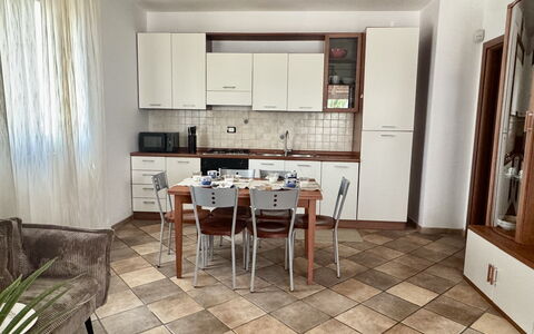 Casa Paola-connessione Starlink: Møbel, Gulvbelægning, Etage, Indretning, Træ, Bord, Køkken & Spisebord, Køkken, Køkken Apparat, Stol