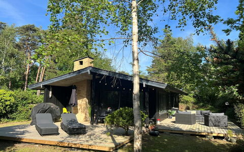 Sheyla - 70M from the Sea: Indretning, Gulvbelægning, Etage, Loft, Lejlighed, Skygge, Stol, Lysarmatur, Lampe, Stueplante