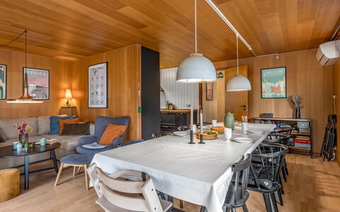 Sheyla - 70M from the Sea: Indretning, Gulvbelægning, Etage, Loft, Lejlighed, Skygge, Stol, Lysarmatur, Lampe, Stueplante