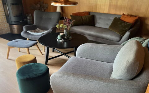 Sheyla - 70M from the Sea: Indretning, Gulvbelægning, Etage, Loft, Lejlighed, Skygge, Stol, Lysarmatur, Lampe, Stueplante
